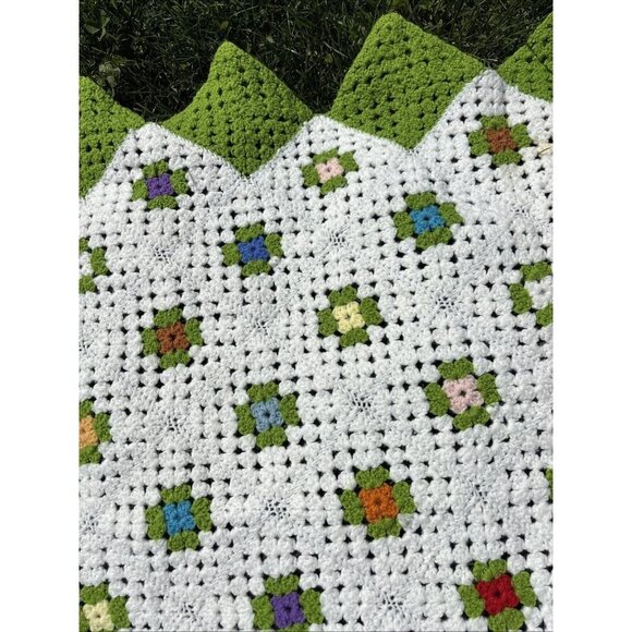 GRANNY SQUARE Crochet Afghan Handmade White Green Multicolor Squares 36"x51" - Picture 5 of 5